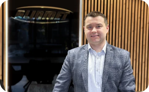 Przedstawiciel Glinmetu przed siedzibą firmy